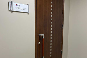 Фото 5 - входная дверь в офис СТТ Логистика