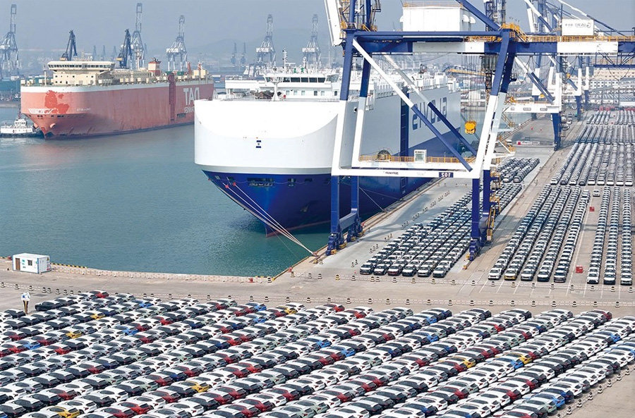 Новые автомобили в порту Китая